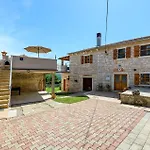 Amazing Home In Medancici With Wifi