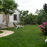 Freistehender Bungalow Perla Mit Garten Und Grill