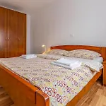 3 Bedroom Beautiful Apartment In Medulin
