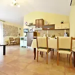 Klimatisierte Wohnung In Tar Mit Terrasse, Grill Und Garten