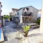 Gemuetliches Appartement In Tar Mit Garten, Gemeinschaftlichem Pool Und Grill
