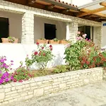 Schoenes Ferienhaus In Zambratija Mit Terrasse Und Nah Am Strand
