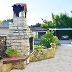 Appartement In Zambratija Mit Grill, Garten Und Terrasse Und Meerblick