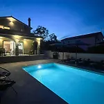 4 Bedroom Gorgeous Home In Pula