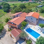 Holiday House Leone