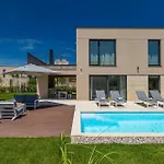Beautiful Villa Vegt With Pool In Labinci