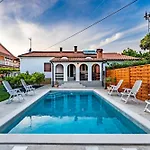 House With Private Pool 150 M From Sea!