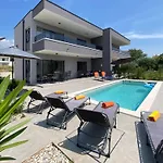 Beautiful Villa With Private Pool Near The Sea
