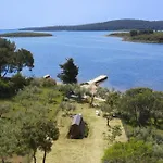 Beach House Olive - Ground Floor House For 2 People With Private Beach Near Medulin