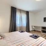 Wunderschoene Villa Mit Pool, Trampolin, 5 Klimas