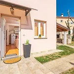 Apartment Cerin With Pool