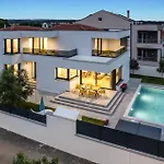 Stunning Home In Valbandon With Wifi