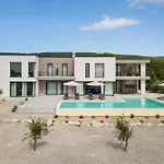 Villa Km 5 Bedroom With Pool And Garden