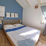 House Ivas With Garden