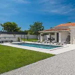 2 Bedroom Nice Home In Sveti Lovrec Pazenati