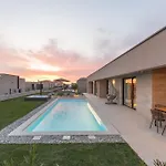 Villa Daleo With Heated Pool And Jacuzzi Near Porec