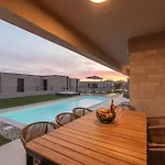 Villa Daleo With Heated Pool And Jacuzzi Near Porec