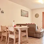 Vabriga Family Apartment With Pool