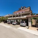 Wohnung In Pjescana Uvala Mit Terrasse Und Garten