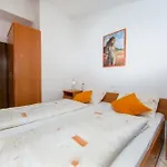 Wohnung In Pjescana Uvala Mit Grosser Terrasse