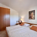 Wohnung Mit Gemeinschaftlichem Pool Und Grill