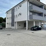 Medulin Modern 2-Bedroom Apartment