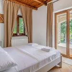 4 Bedroom Cozy Home In Cabrunici