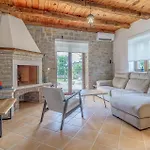 4 Bedroom Cozy Home In Cabrunici