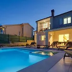 House Breeze - Premantura, 4 Bedroom House With Pool, Jacuzzi, Sauna And Gaming Room