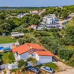 Holiday Home With Pool Near The Beach, Great Location