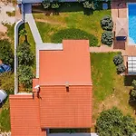 Holiday Home With Pool Near The Beach, Great Location