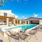 Relaxing Pool Villa Mattuzzi In Loborika