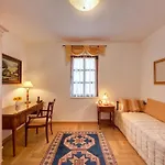 Villa With Jacuzzi On The Pula Riviera