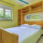 4 Bedroom Stunning Apartment In Liznjan