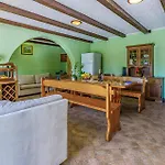 4 Bedroom Stunning Apartment In Liznjan