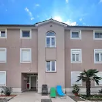 Stunning Apartment In Medulin