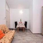 Pleasant Oriana Apartment Near The Sea-Pula