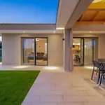 Villa Rhea, Marcana