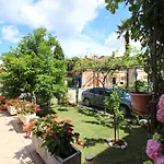 Charmantes Apartment Mit Privatem Balkon, Klima, Grill, Wifi, Nur Wenige Minuten Zum Strand