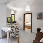 Strandnahes Apartment Mit Jacuzzi, Meerblick, Pool, Privatem Balkon, Nur 100 Meter Zum Strand
