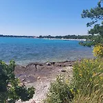 Ferienwohnung Nur 500 Meter Bis Zum Kieselstrand Mit Grossem Pool , Schlafzimmer, Bad, Kueche, Klima, Wlan