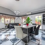 3 Bedroom Beautiful Apartment In Pula