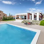 Strandnahe Villa Grofica Mit Whirlpool Und Grill