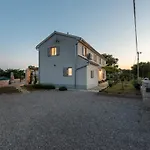 Villa Batelica In Sveti Bartul - Haus Fuer 8 -10 Personen