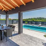 3 Bedroom Amazing Home In Stinjan