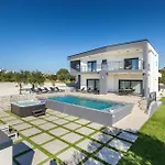 5 Bedroom Amazing Home In Galizana