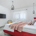 5 Bedroom Amazing Home In Galizana
