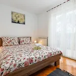 4 Bedroom Stunning Home In Jurani