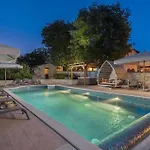 Nice Home In Tinjan With Jacuzzi
