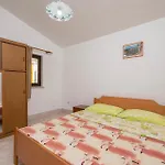 1 Bedroom Beautiful Apartment In Liznjan
